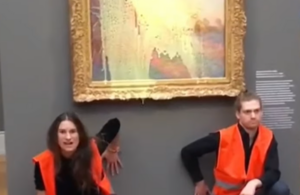 Eine Aktivistin und ein Aktivist der "Letzten Generation" hatten Ende Oktober ein Kunstwerk von Claude Monet mit Kartoffelbrei beworben. Das Gemälde ist verglast - es wurde durch die Aktion nicht beschädigt.