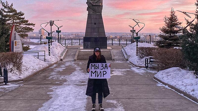 Friedensaktivistin Daria Kuklina, ihr droht nun die Abschiebung, bei ihrem Protest gegen den Krieg Russlands.