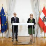 Leonore Gewessler (Grüne) und Magnus Brunner (ÖVP) sind stolz auf die CO2-Steuer. Den Österreicher:innen bringt sie 1% mehr Inflation Bild: BKA/Christopher Dunker