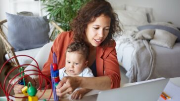 Frauentag Arbeitszeit Mutter mit Kind Homeoffice