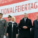 Neutralität Am 26. Oktober 2022 hielt Bundeskanzler Karl Nehammer (m.r.) im Rahmen der Angelobung der Rekrutinnen und Rekruten des österreichischen Bundesheeres auf dem Wiener Heldenplatz eine Rede zum Österreichischen Nationalfeiertag. Im Bild mit Bundespräsidenten Alexander Van der Bellen (r.) und Bundesministerin Klaudia Tanner (m.l.).
