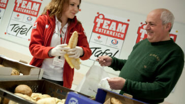 Eine Helferin der "Team Österreich Tafel" verteilt Lebensmittel. Bild: ÖRK/Nadja Meister