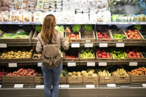 Lebensmittelgipfel Regierung Supermarktregal Gemüse Frau