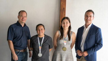 1. Vizebürgermeister Jürgen Jakob, Vizeweltmeisterin Monika Nguyen, Weltmeisterin Mia-Laura Baumgartner und Klubobmann Robert Hergovich // Credits: SPÖ Klub