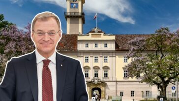 Freunderlwirschaft ÖVP Thomas Stelzer vor Landhaus OÖ