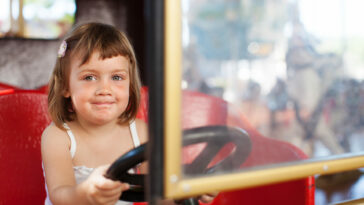 Soziales Schulticket Mädchen im Bus