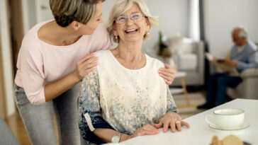 24h Pflege 24 Stunden Pflegereform zwei Damen lachend