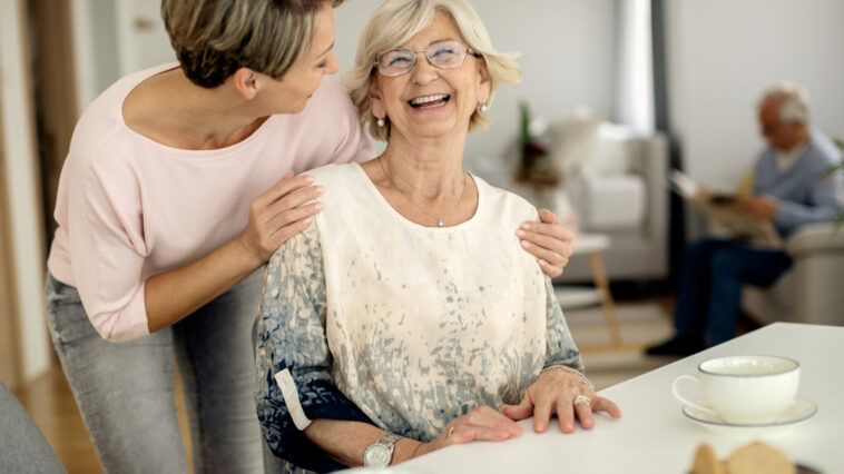 24h Pflege 24 Stunden Pflegereform zwei Damen lachend