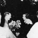 Leni Riefenstahl Leben Adolf Hitler überreicht Leni Riefenstahl einen Blumenstrauß