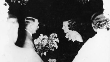 Leni Riefenstahl Leben Adolf Hitler überreicht Leni Riefenstahl einen Blumenstrauß