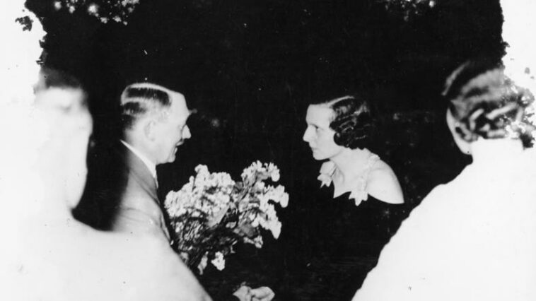 Leni Riefenstahl Leben Adolf Hitler überreicht Leni Riefenstahl einen Blumenstrauß
