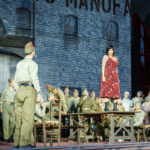 Solistin, umringt von Statisten und Statistinnen in der Oper im Steinbruch