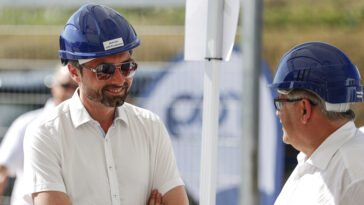 Bürgermeister Peter Schobesberger (Vöcklabruck) (links) und Bürgermeister Johann Kirchberger (Timelkam) bei der Besichtigung des RAG Wasserstoffspeichers// Bild: SPÖ Vöcklabruck