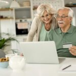 Alter Mann alte Frau Rechnung Bankomatkarte Strom Geld zurück Salzburg