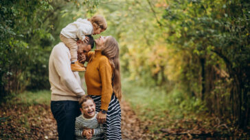 Das Burgenland hat die niedrigste Armutsgefährdungsquote. Am Bild zu sehen ist eine vierköpfige Familie mit Vater, Mutter und zwei Kindern im Wald.