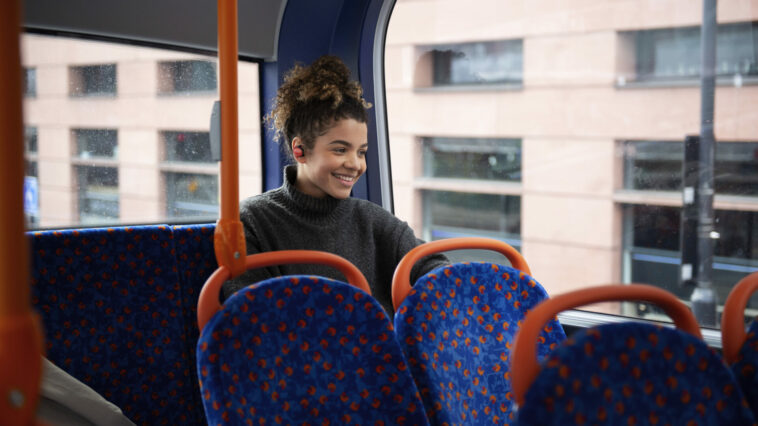 Oberösterreich Schulbus Mädchen im Bus Freepik