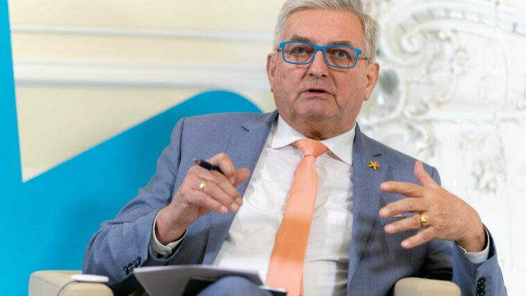 In Grafenwörth lässt Bürgermeister Riedl eine Lärmschutzwand errichten.