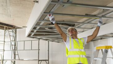 Die Geschichte der Zeitarbeit und Leiharbeit geht bis in die 40er-Jahre zurück. Heutige Leiharbeiter werden nach wie vor oft ausgebeutet - sei es am Bau oder in anderen Branchen.