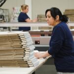 In Oberösterreich arbeiten viele Frauen Teilzeit. Am Bild ist eine Arbeiterin in einer Kartonfabrik.