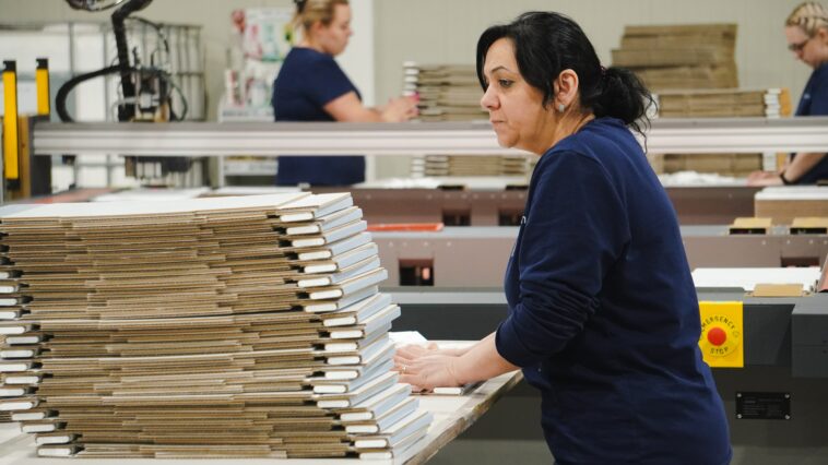 In Oberösterreich arbeiten viele Frauen Teilzeit. Am Bild ist eine Arbeiterin in einer Kartonfabrik.