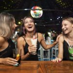 Gewalt Frauen Clubs 3 junge Frauen an der Bar mit Getränken