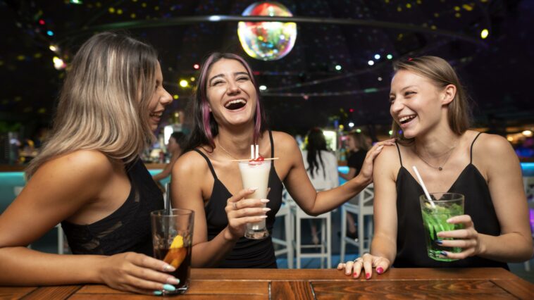 Gewalt Frauen Clubs 3 junge Frauen an der Bar mit Getränken