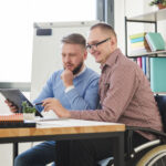 Arbeit Menschen mit Behinderung, Image by Freepiks, Menschen im Rollstuhl, Menschen mit Behinderung