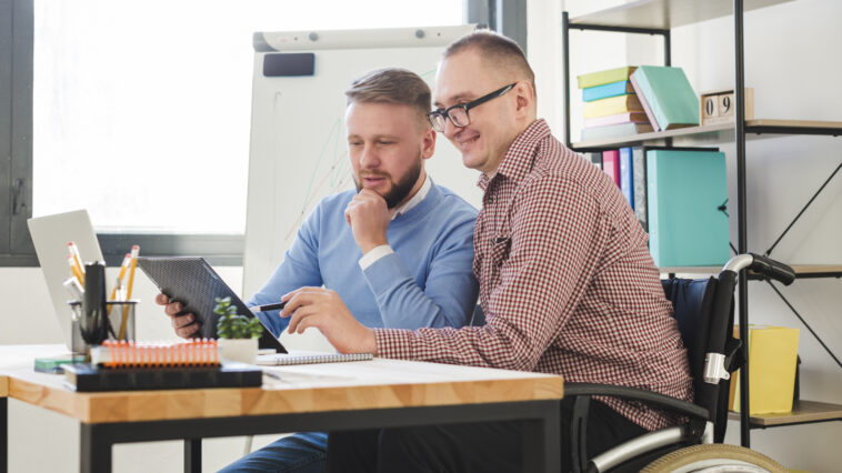 Arbeit Menschen mit Behinderung, Image by Freepiks, Menschen im Rollstuhl, Menschen mit Behinderung