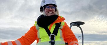 Windpark Projektleiterin Jessica Bauer an ihrem Arbeitsplatz