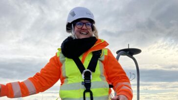 Windpark Projektleiterin Jessica Bauer an ihrem Arbeitsplatz