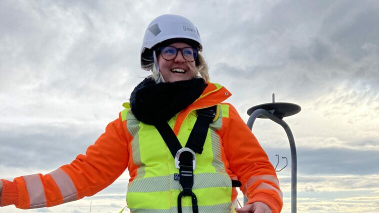 Windpark Projektleiterin Jessica Bauer an ihrem Arbeitsplatz