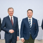 Ganze 16 neue Windräder wollen sie in Oberösterreich bauen: Wirtschaftslandesrat Achleitner, Landeshauptmann Stelzer, Landeshauptmann-Stellvertreter Haimbuchner und Energie-AG-Chef Schitter