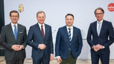 Ganze 16 neue Windräder wollen sie in Oberösterreich bauen: Wirtschaftslandesrat Achleitner, Landeshauptmann Stelzer, Landeshauptmann-Stellvertreter Haimbuchner und Energie-AG-Chef Schitter