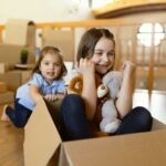 Oberösterreich Kindergrundsicherung, Kinder, in Wohnung, Bild von Freepik