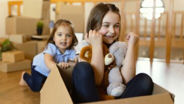 Oberösterreich Kindergrundsicherung, Kinder, in Wohnung, Bild von Freepik