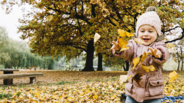Klimaschutz Kärnten, kleines Mädchen mit Blätter, Bild von Freepik