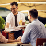 Eine Arbeitszeitverkürzung würde uns glücklicher und gesünder machen// Bild: freepik/Drazen Zigic