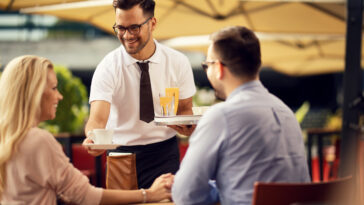 Eine Arbeitszeitverkürzung würde uns glücklicher und gesünder machen// Bild: freepik/Drazen Zigic