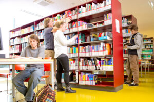 FH Burgenland Bibliothek mit Studierende Soziale Arbeit 