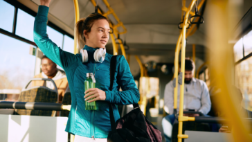 Bis 2030 will das Burgenland Klimaneutral sein. Dazu gehört auch ein massiver Öffi Ausbau. // Image by Drazen Zigic on Freepik