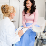 Frau bei Untersuchung bei der Gynäkologin -Abtreibung Oberösterreich