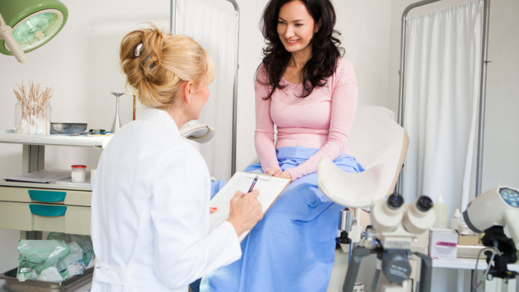 Frau bei Untersuchung bei der Gynäkologin -Abtreibung Oberösterreich