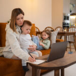 Die Sozialhilfe soll in Oberösterreich noch mehr gekürzt werden, zumindest wenn es nach FPÖ und ÖVP geht - das trifft vor allem Alleinerzieherinnen.