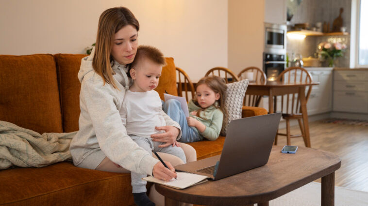 Die Sozialhilfe soll in Oberösterreich noch mehr gekürzt werden, zumindest wenn es nach FPÖ und ÖVP geht - das trifft vor allem Alleinerzieherinnen.