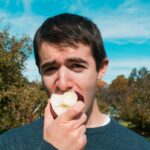 Die Pestizide-Belastung in der EU ist besonders hoch und sie finden sich in unzähligen Lebensmitteln - auch im Apfel, den der junge Herr auf dem Bild genüsslich verspeist. Warum wir etwas gegen das Monopol der Chemiekonzerne tun müssen, erfährst du im Artikel