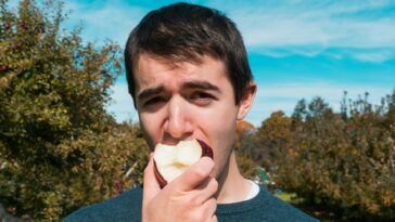 Die Pestizide-Belastung in der EU ist besonders hoch und sie finden sich in unzähligen Lebensmitteln - auch im Apfel, den der junge Herr auf dem Bild genüsslich verspeist. Warum wir etwas gegen das Monopol der Chemiekonzerne tun müssen, erfährst du im Artikel