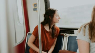 junge Dame in den Öffis am Land