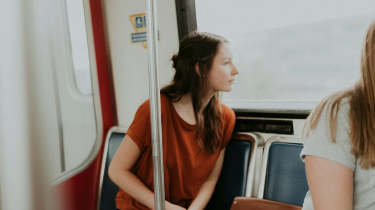 junge Dame in den Öffis am Land