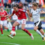 Frauenfußball Österreich Erfolge, Eine dänische Fußballerin versucht, den Ball von einer österreichischen Spielerin zu bekommen.