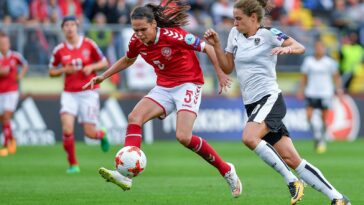 Frauenfußball Österreich Erfolge, Eine dänische Fußballerin versucht, den Ball von einer österreichischen Spielerin zu bekommen.